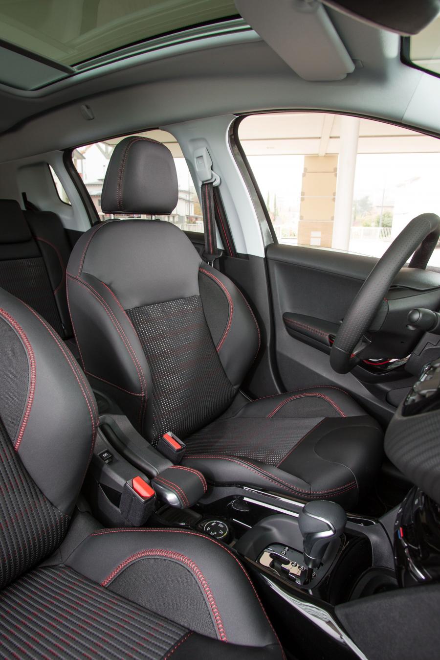 Интерьер Peugeot 2008 Black Matt 2017 года  (фото 27 из 32)
